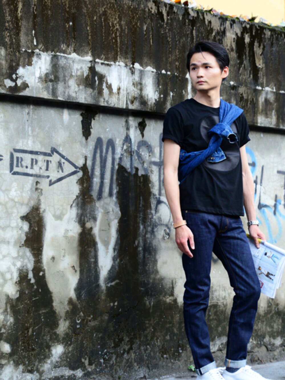 ブラック系のTシャツ/カットソー、ホワイト系のスニーカーを着用したメンズの夏コーディネートの1枚目の写真