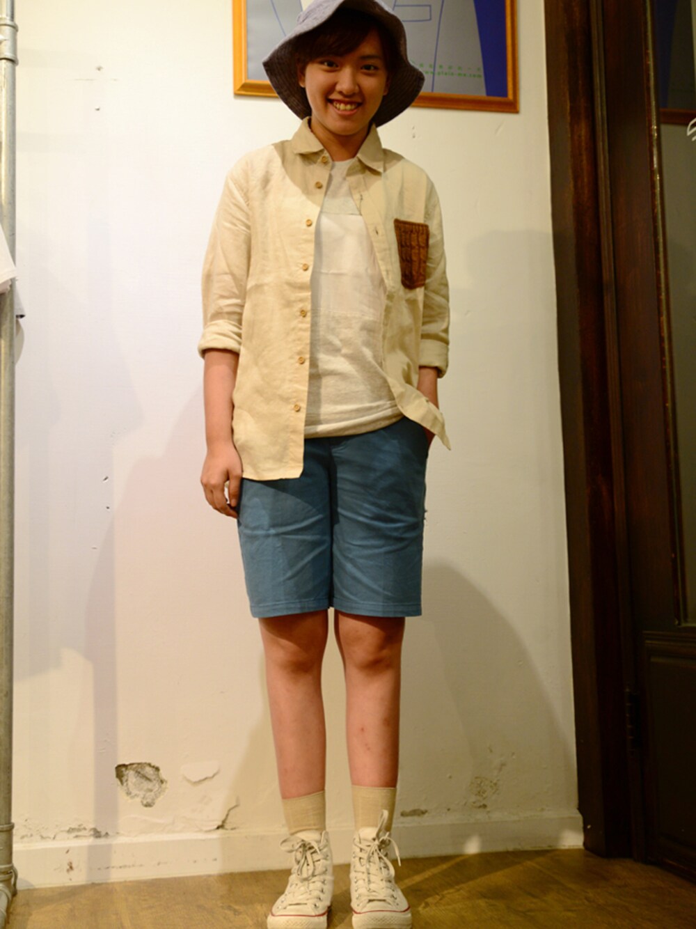 ベージュ系のシャツ/ブラウス、ホワイト系のTシャツ/カットソー、ブルー系のその他パンツを着用したレディースの夏コーディネートの1枚目の写真