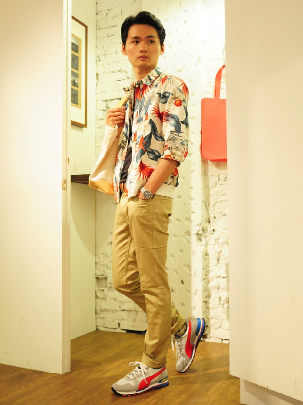 ホワイト系のブルゾン、ベージュ系のその他パンツ、レッド系のスニーカーを着用したメンズの夏コーディネートの1枚目の写真