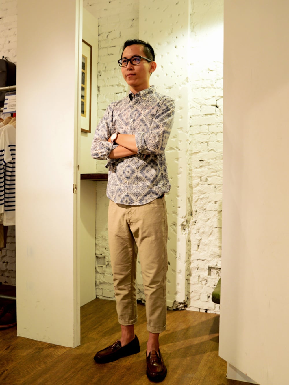 その他のシャツ/ブラウス、ベージュ系のその他パンツ、ブラウン系のその他シューズを着用したメンズの夏コーディネートの1枚目の写真