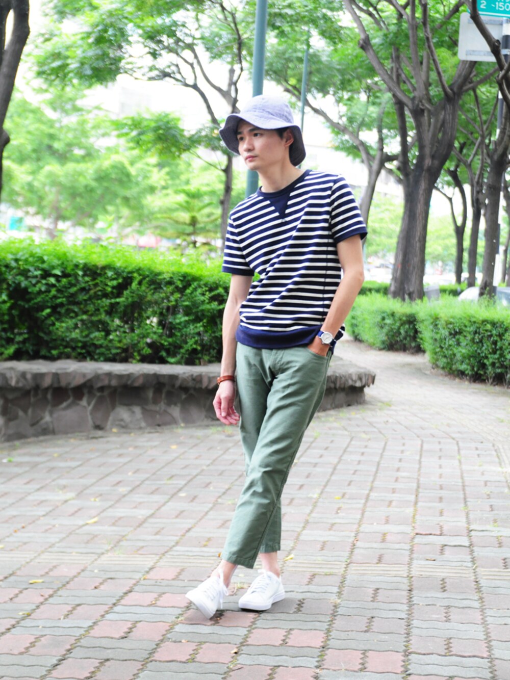ブルー系のパーカー、ベージュ系のその他パンツ、ホワイト系のスニーカーを着用したメンズの夏コーディネートの1枚目の写真