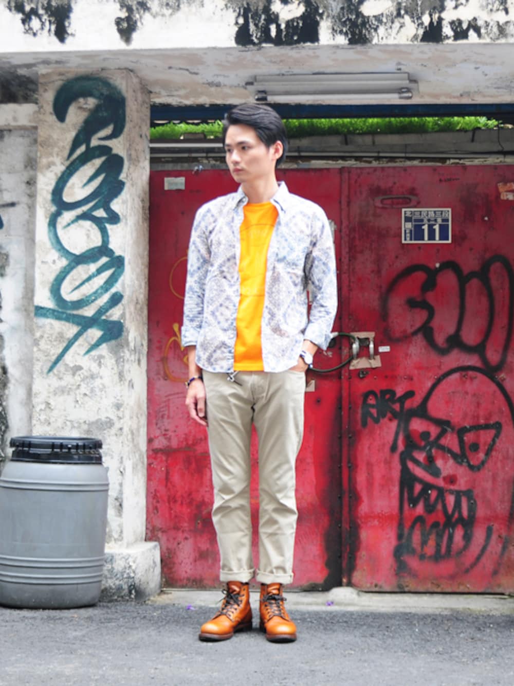 その他のシャツ/ブラウス、ベージュ系のその他パンツ、オレンジ系のTシャツ/カットソーを着用したメンズの夏コーディネートの1枚目の写真