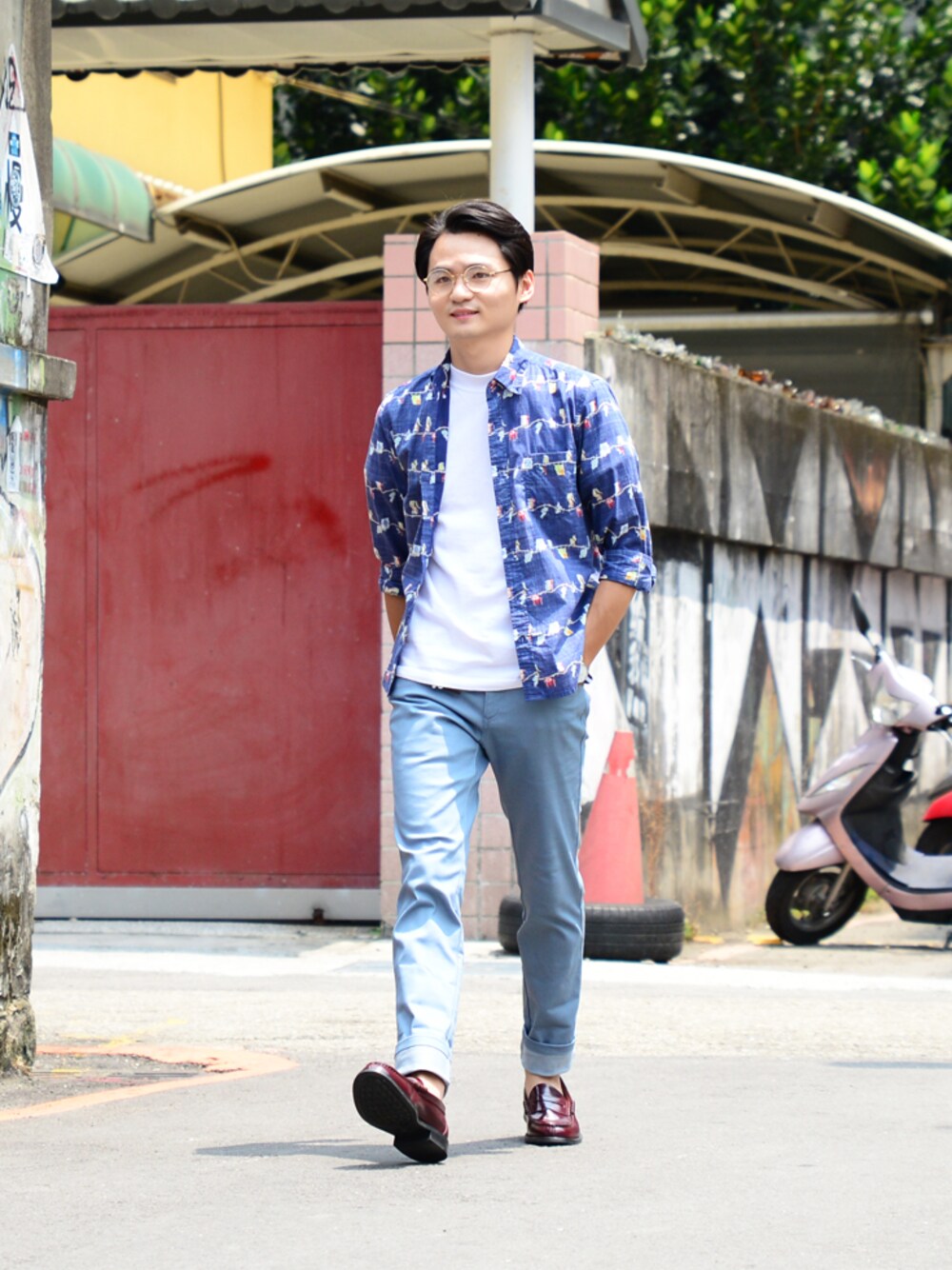 ブルー系のシャツ/ブラウス、ホワイト系のその他パンツ、ブラウン系のその他シューズを着用したメンズの秋コーディネートの1枚目の写真