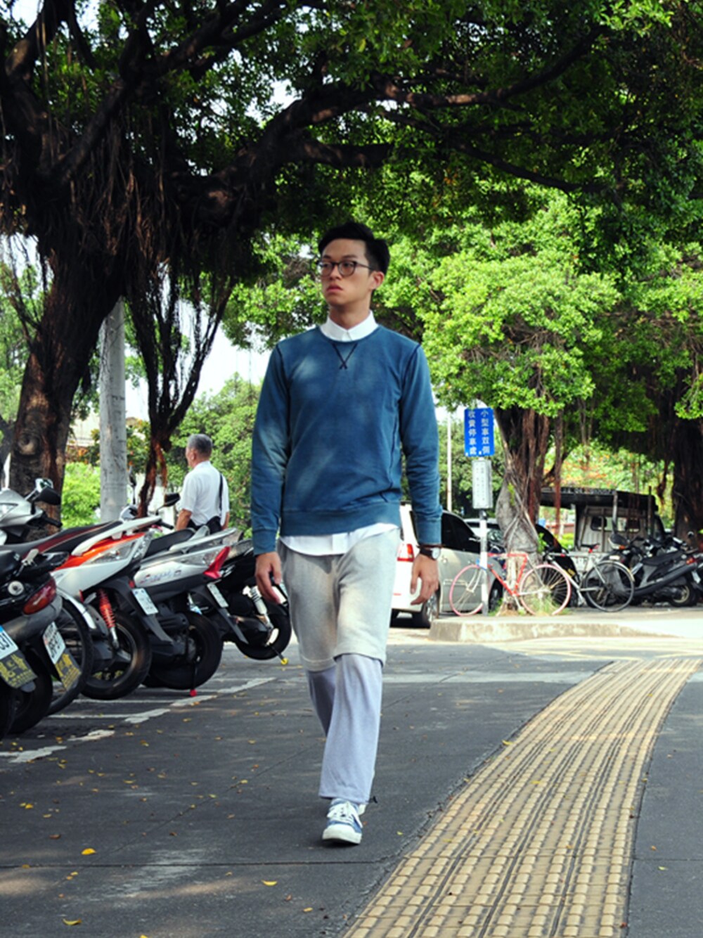 ホワイト系のシャツ/ブラウス、ブルー系のパーカーを着用したメンズの秋コーディネートの1枚目の写真