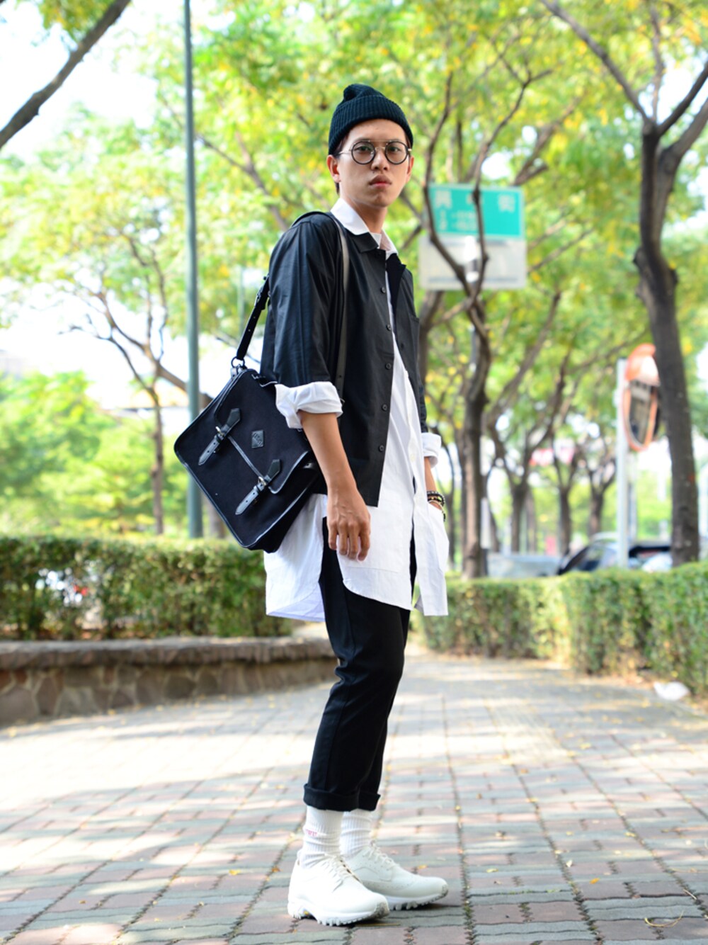 ブラック系のシャツ/ブラウス、ホワイト系のシャツ/ブラウス、ブラック系のチノパンツを着用したメンズの秋コーディネートの1枚目の写真