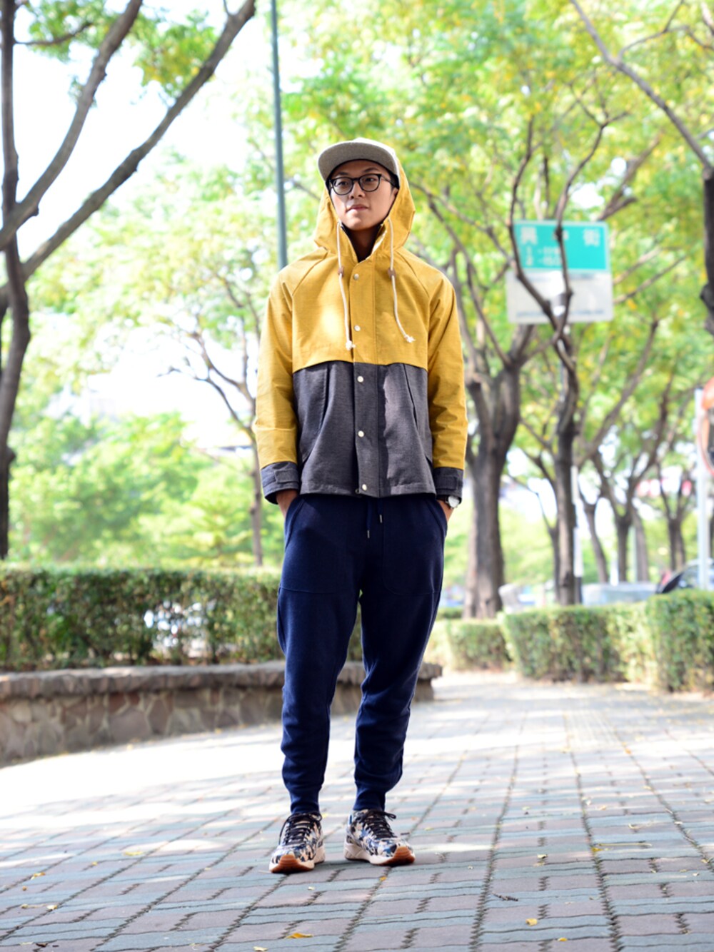 「PUMA、SWEAT PANTS、PARKA、winter、plain-me、streetfashion、autumn、mix and match、PUMAxBWGH」｜「plain meの拼接防潑水山系Parka（マウンテンパーカー、イエロー系）」を使った、plain-me_tcさん（メンズ・175cm）の秋コーディネートの1枚目の写真