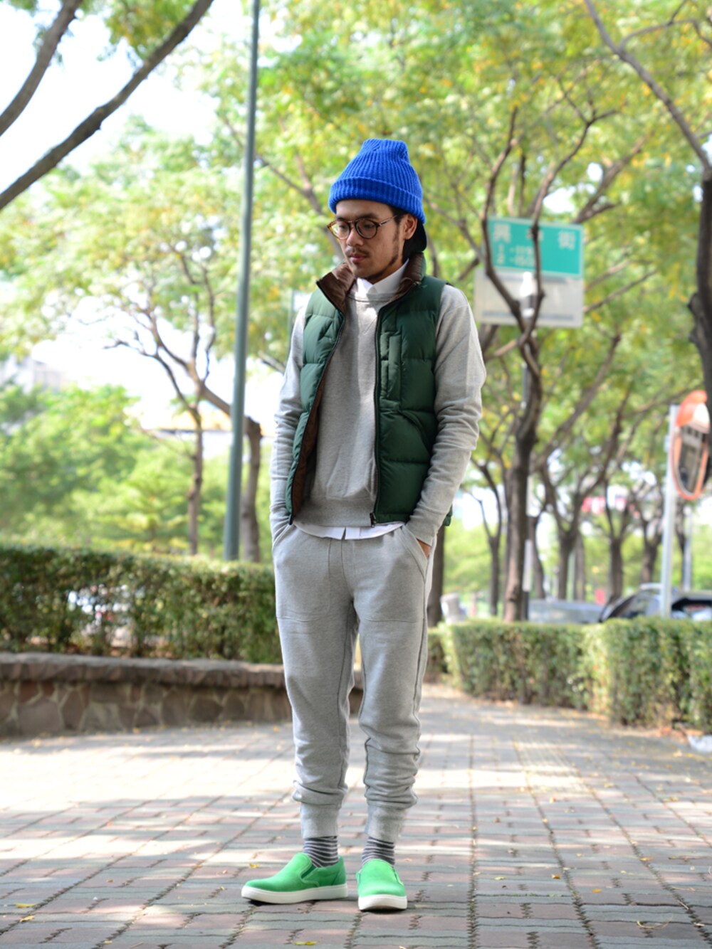 「beanie、gray、winter、grn、plain-me、streetfashion、autumn」｜「plain meの多色針織毛帽（ニットキャップ/ビーニー、ブルー系）」を使った、plain-me_tcさん（メンズ・170cm）の秋コーディネートの1枚目の写真