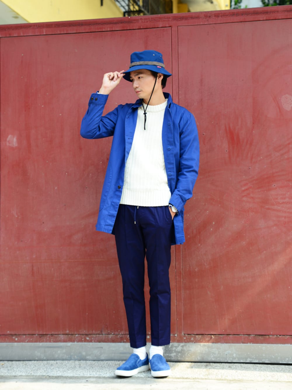 ホワイト系のカーディガン/ボレロ、ブルー系のピーコート、ブルー系のチノパンツを着用したメンズの秋コーディネートの1枚目の写真
