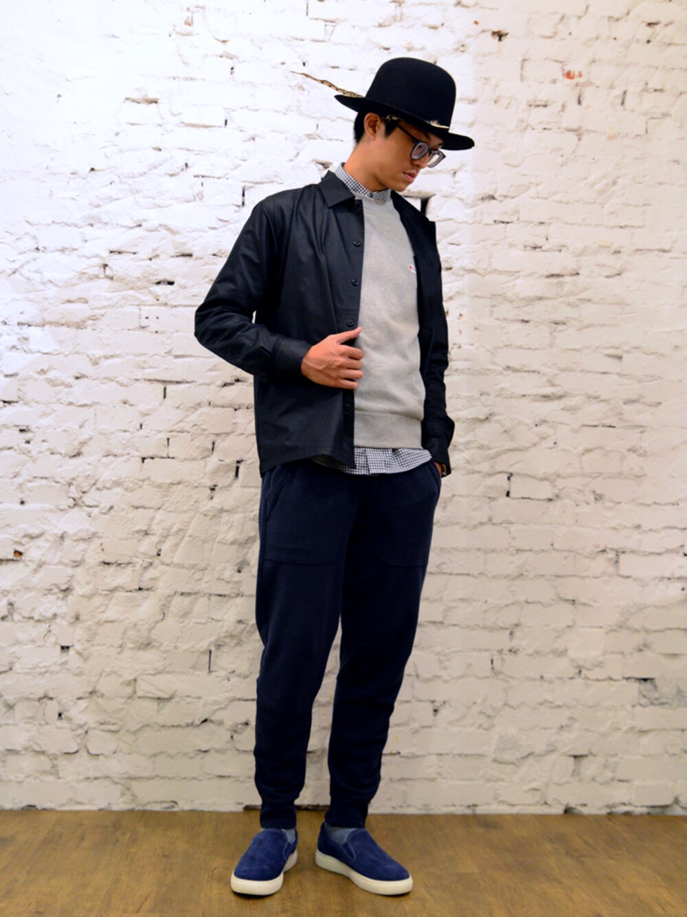 グレー系のその他トップス、ブルー系のチノパンツ、ブルー系のその他シューズを着用したメンズの秋コーディネートの1枚目の写真