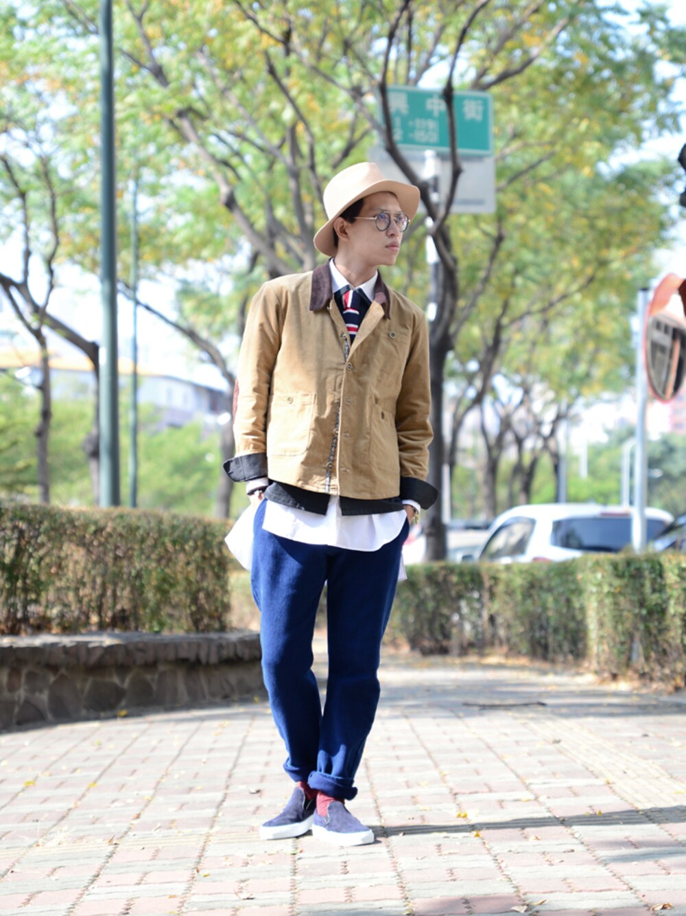 ブラウン系のブルゾン、ブルー系のネクタイ、ブルー系のチノパンツを着用したメンズの秋コーディネートの1枚目の写真