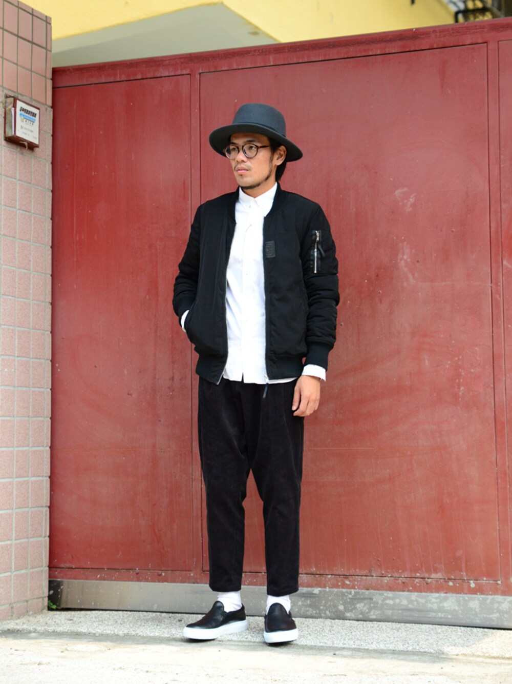 ブラック系のミリタリージャケット、ブラック系のその他パンツ、ブラック系のモカシン/デッキシューズを着用したメンズの秋コーディネートの1枚目の写真