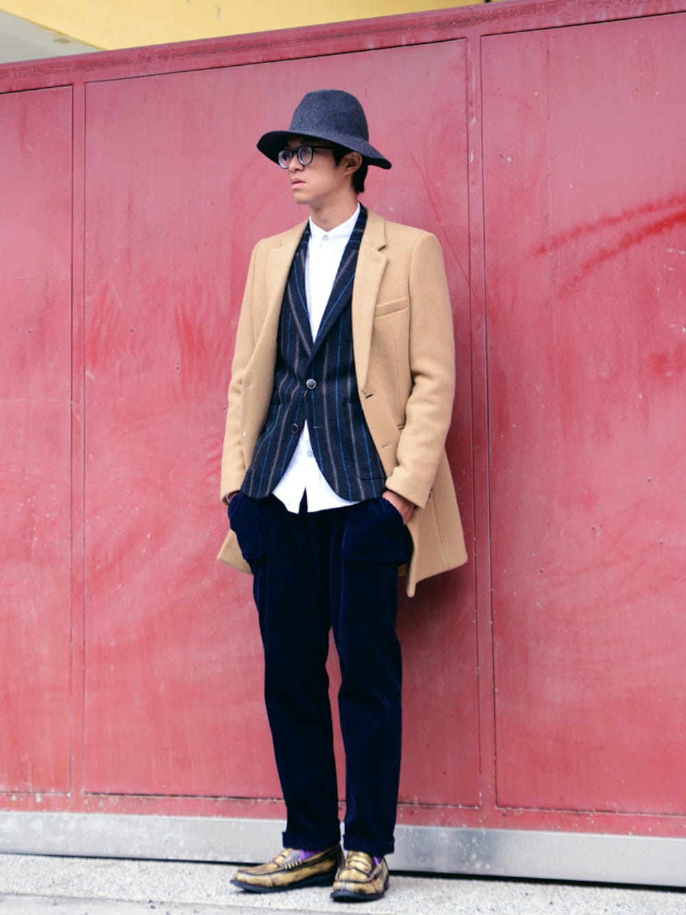 ブラック系のテーラードジャケット、ブラウン系のダッフルコート、ブルー系のチノパンツを着用したメンズの秋コーディネートの1枚目の写真