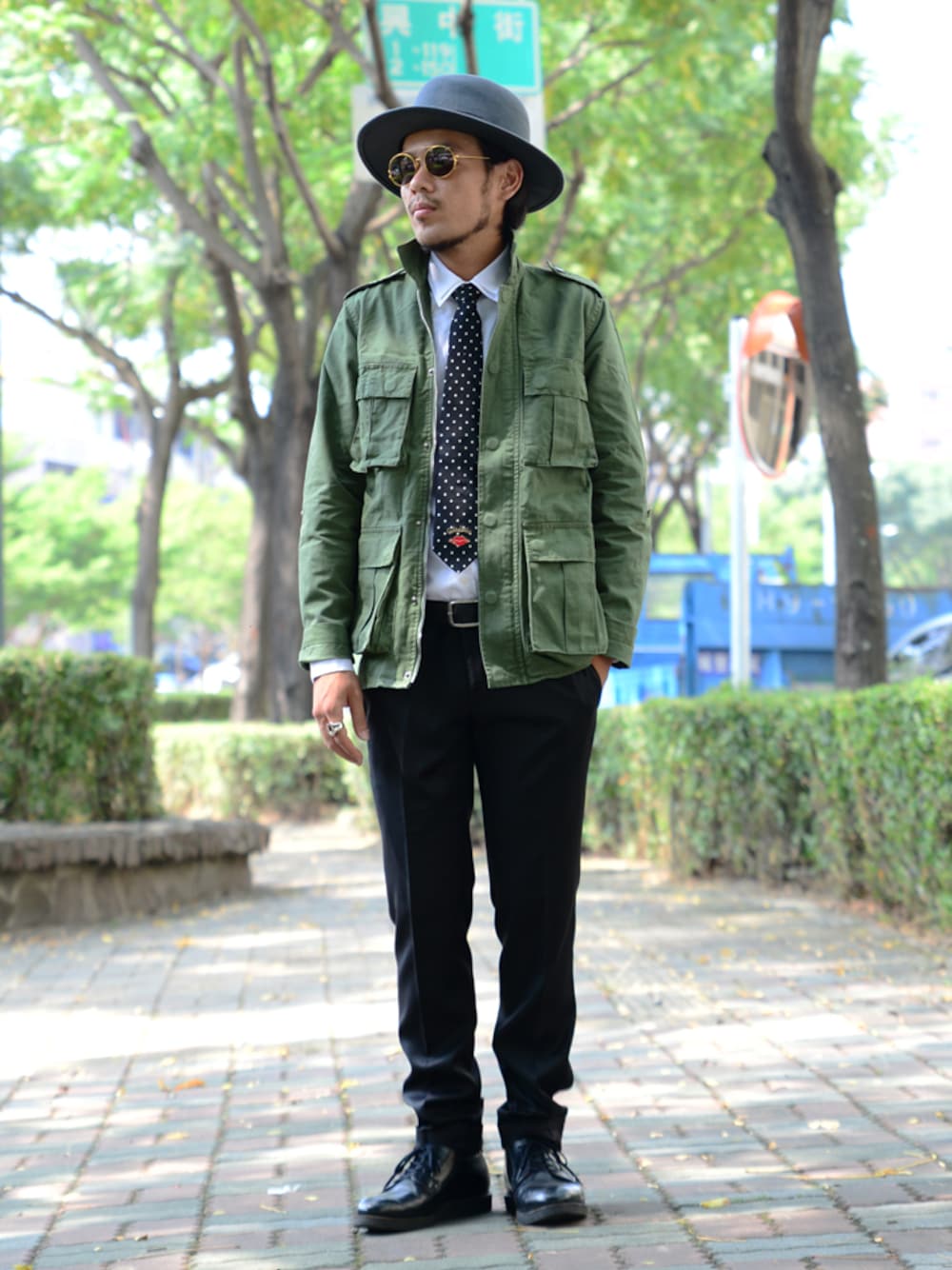 「M65、green、tie、Taichung、glesses」｜「plain-meの雙層領片正裝襯衫（シャツ/ブラウス、ホワイト系）」を使った、plain-me_tcさん（メンズ・170cm）の冬コーディネートの1枚目の写真