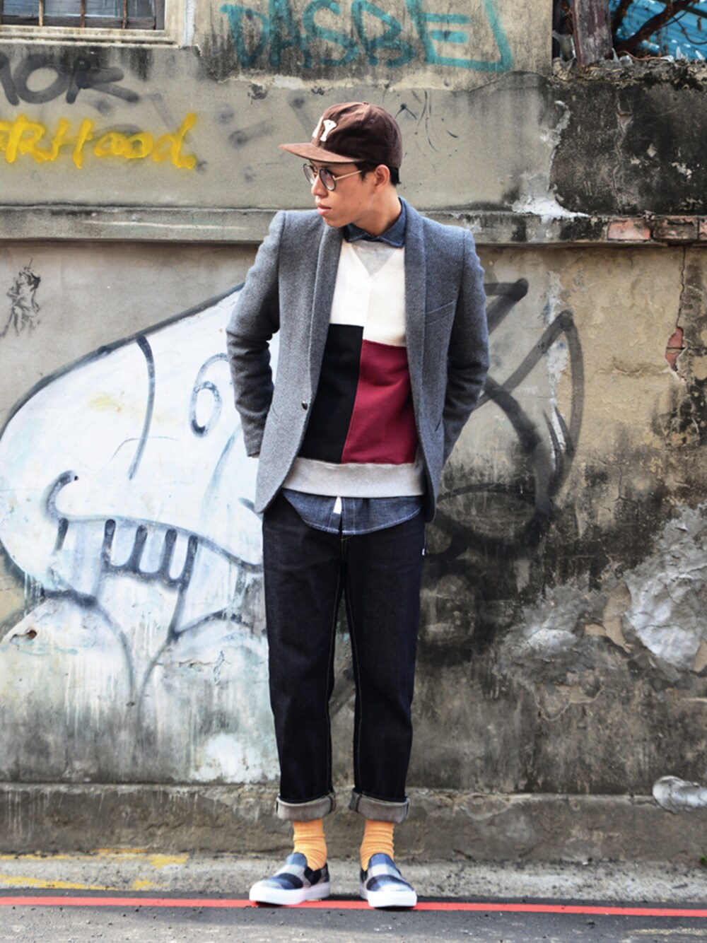 「EBBETS FIELD FLANNELS、blazer、jeans、plain-me、Slip-On、sneaker、Taichung」｜「DEMARCOLABのNVJ.DENIM CP-L/S SHIRT（シャツ/ブラウス、グレー系）」を使った、plain-me_tcさん（メンズ・175cm）の冬コーディネートの1枚目の写真