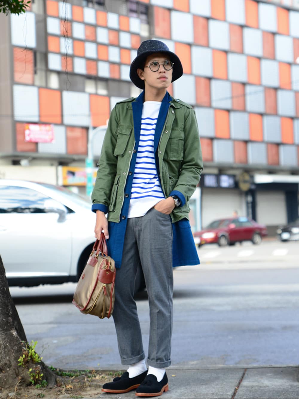 グリーン系のTシャツ/カットソー、ブルー系のピーコート、グリーン系のミリタリージャケットを着用したメンズの冬コーディネートの1枚目の写真