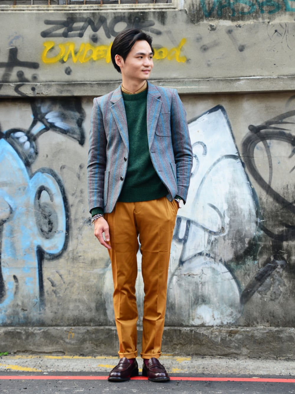 「blazer、sweater、loafer、grey、Taichung」｜「plain-meの學院風毛料條紋雙扣西裝外套（スーツジャケット、グレー系）」を使った、plain-me_tcさん（メンズ・172cm）の冬コーディネートの1枚目の写真