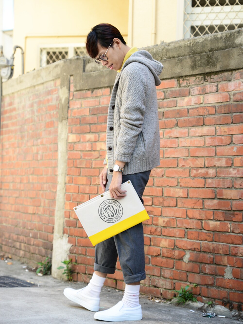 「Taiwan、casual、plain-me、audience、Taichung、 Ambassadors of minimalism」｜「plain-meの麻花織紋開扣連帽外套（モッズコート、グレー系）」を使った、plain-me_tcさん（メンズ・175cm）の冬コーディネートの1枚目の写真