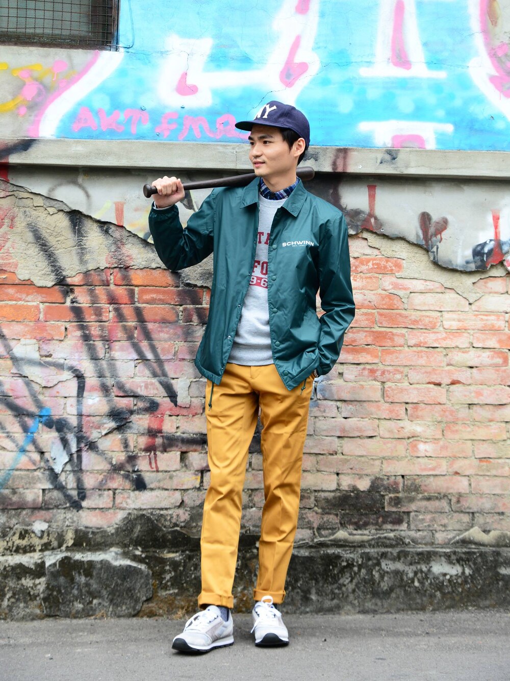 グレー系のスニーカー、グレー系のTシャツ/カットソー、イエロー系のチノパンツを着用したメンズの冬コーディネートの1枚目の写真