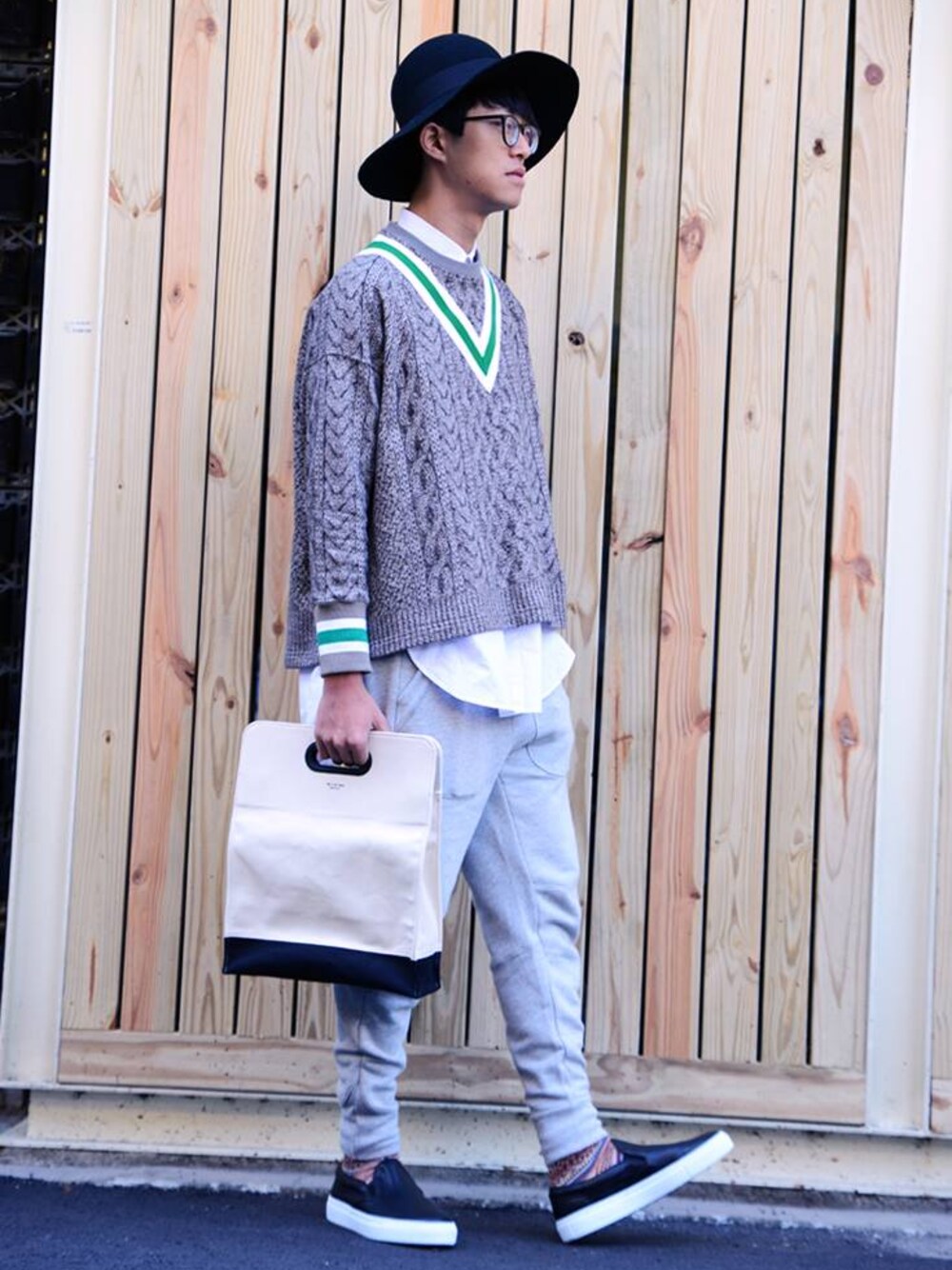 その他のパンツ、ホワイト系のその他、その他のその他を着用したメンズの冬コーディネートの1枚目の写真