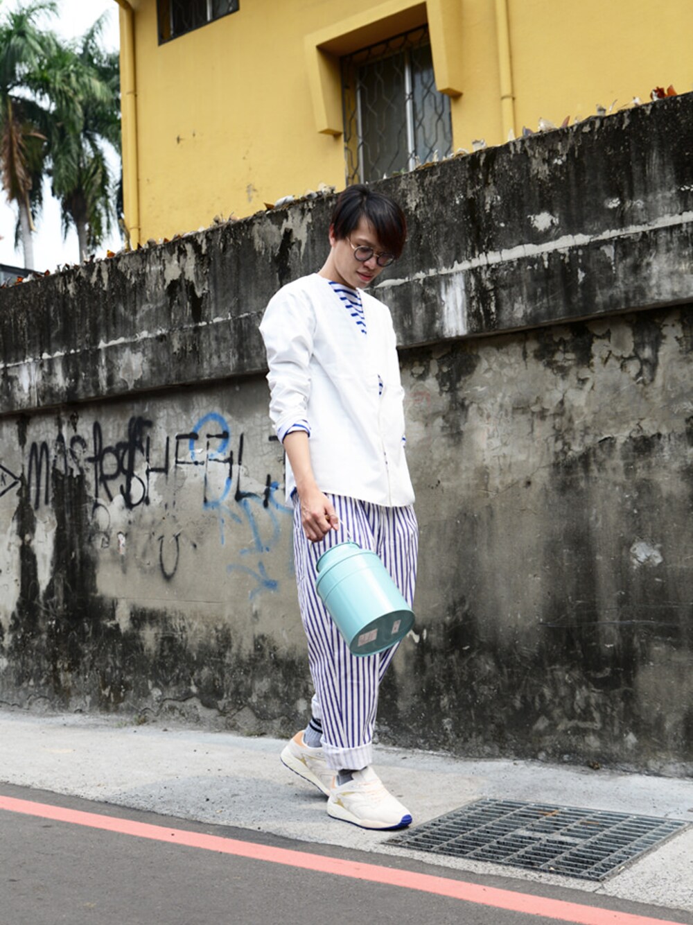 「saint james、PUMA、plain-me」｜「plain-meの極簡V領開釦棒球襯衫（その他、ホワイト系）」を使った、plain-me_tcさん（メンズ・178cm）の春コーディネートの1枚目の写真