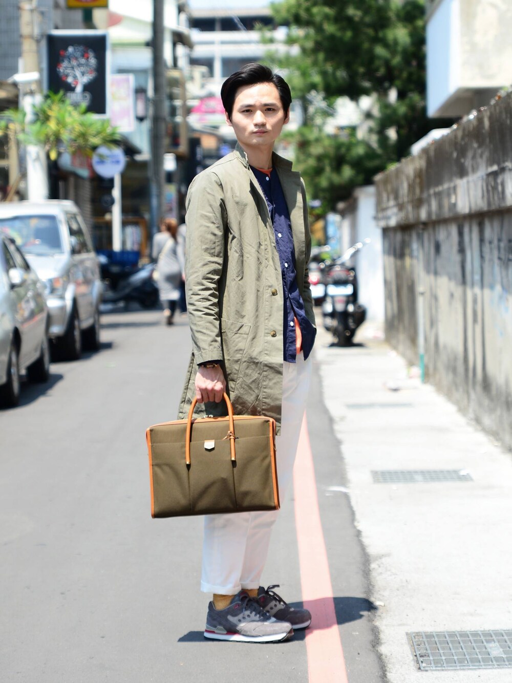 ホワイト系のパンツ、その他のその他、その他のその他を着用したメンズの春コーディネートの1枚目の写真