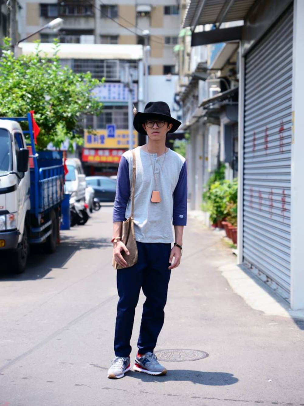 「Hender Scheme、saucony、plain-me」｜「plain-meの斜紋鬆身風格九分褲（パンツ、ホワイト系）」を使った、plain-me_tcさん（メンズ・178cm）の春コーディネートの1枚目の写真