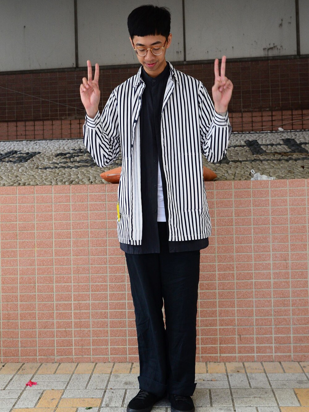 「plain-me」｜「plain-meの鬆身條紋襯衫式外套（その他、ホワイト系）」を使った、plain-me_tcさん（メンズ・180cm）の春コーディネートの1枚目の写真