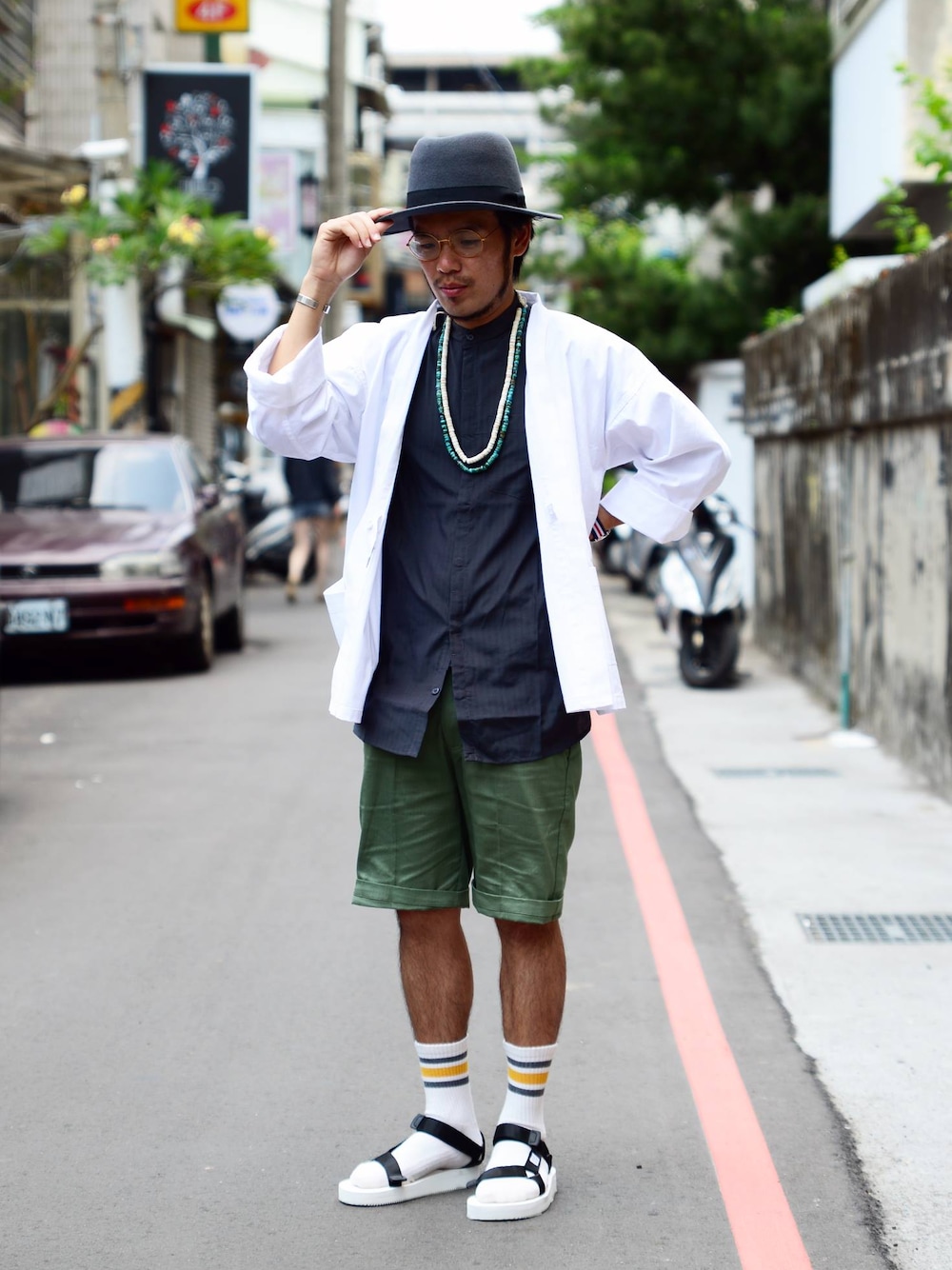 「plain-me、suicoke」｜「plain-meの霜降棉織綁帶NORAGI外套（その他、ホワイト系）」を使った、plain-me_tcさん（メンズ・175cm）の春コーディネートの1枚目の写真