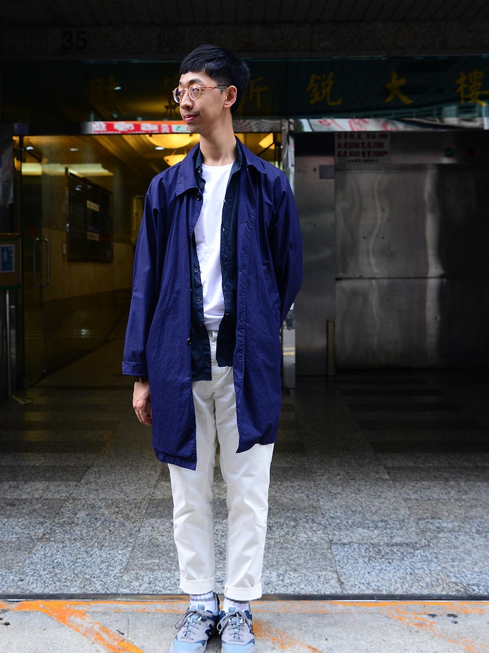 「New Balance、plain-me」｜「plain-meの斜紋鬆身風格九分褲（パンツ、ホワイト系）」を使った、plain-me_tcさん（メンズ・178cm）の春コーディネートの1枚目の写真