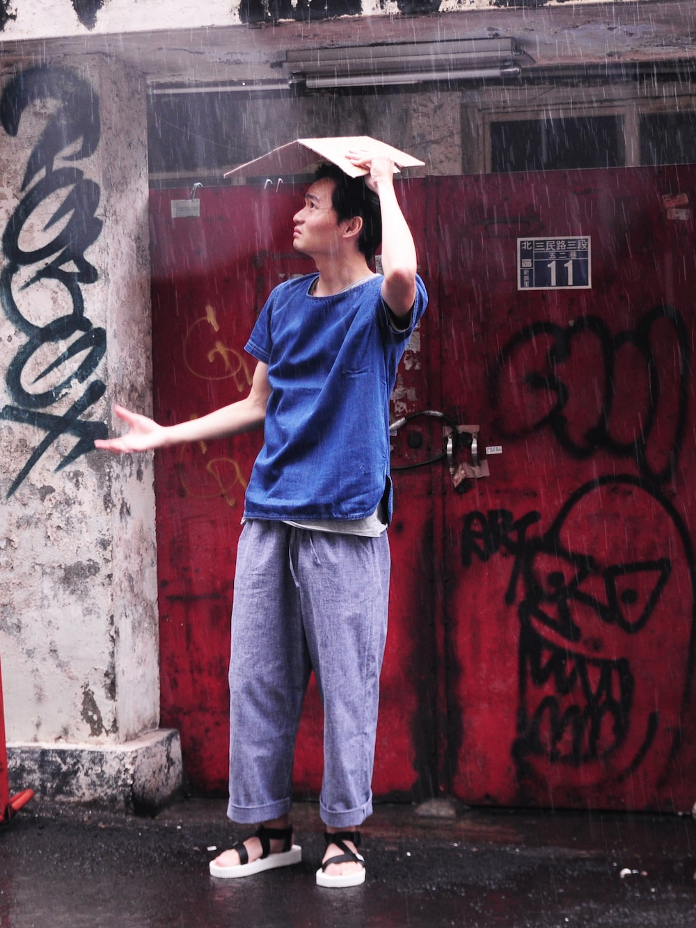 「plain-me、suicoke、bread & boxers」｜「plain-meの丹寧鬆身剪裁套頭上衣（その他、その他）」を使った、plain-me_tcさん（メンズ・175cm）の春コーディネートの1枚目の写真