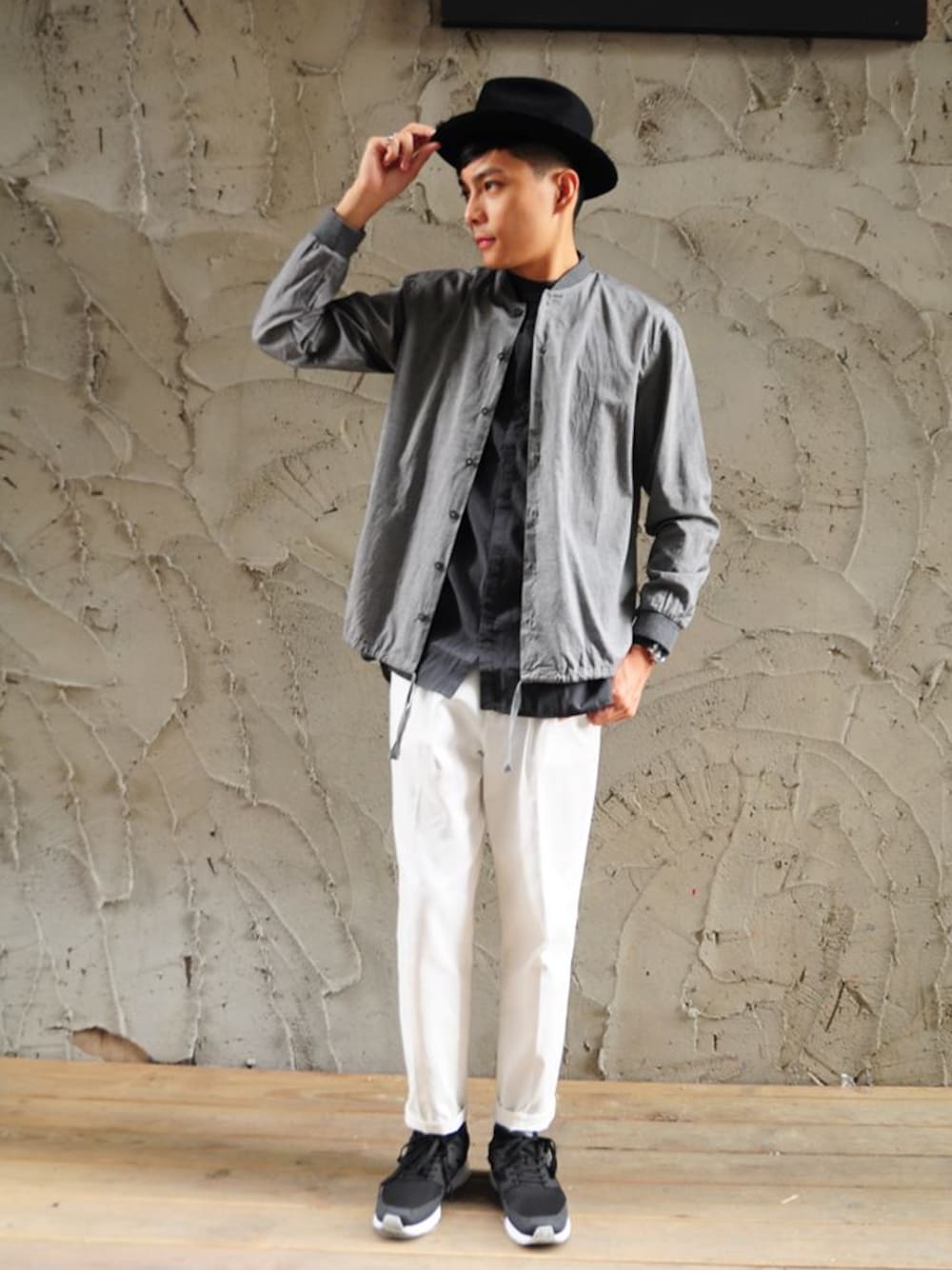 「PUMA、artcomesfirst、plain-me」｜「plain-meの斜紋鬆身風格九分褲（パンツ、ホワイト系）」を使った、plain-me_tcさん（メンズ・175cm）の夏コーディネートの1枚目の写真
