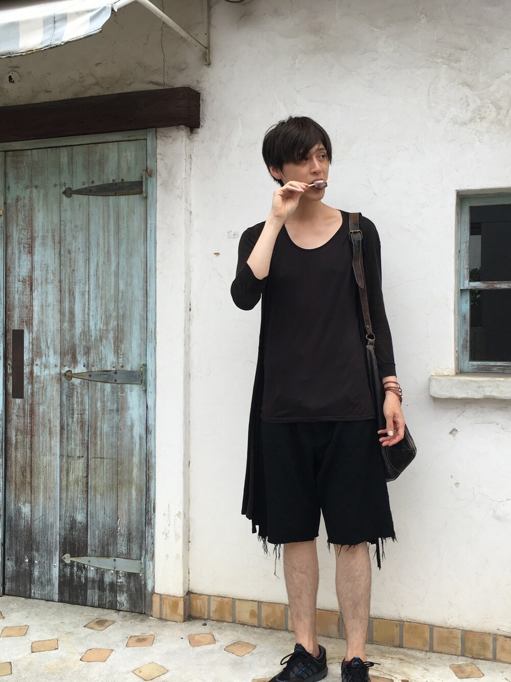 「レトロ」｜「UNIQLOのアイテム（Tシャツ/カットソー、ブラック系）」を使った、しんたろうさん（メンズ・185cm）の夏コーディネートの1枚目の写真