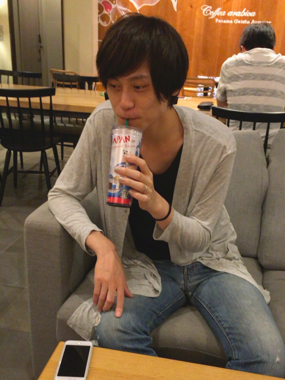 「スタバ、チャイティーラテ、コーヒー飲めない、ユニクロ、UNIQLO」｜「starbucksのアイテム（グラス/マグカップ/タンブラー、ホワイト系）」を使った、しんたろうさん（メンズ・185cm）の夏コーディネートの1枚目の写真
