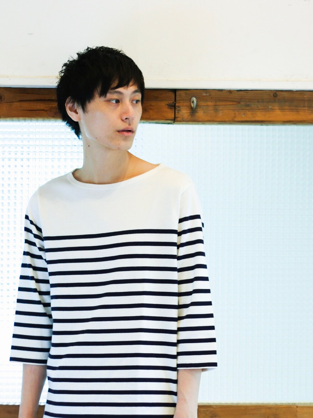 「GU、撮影コーデ、恵比寿」｜「GUのアイテム（Tシャツ/カットソー、ホワイト系）」を使った、しんたろうさん（メンズ・185cm）の秋コーディネートの1枚目の写真