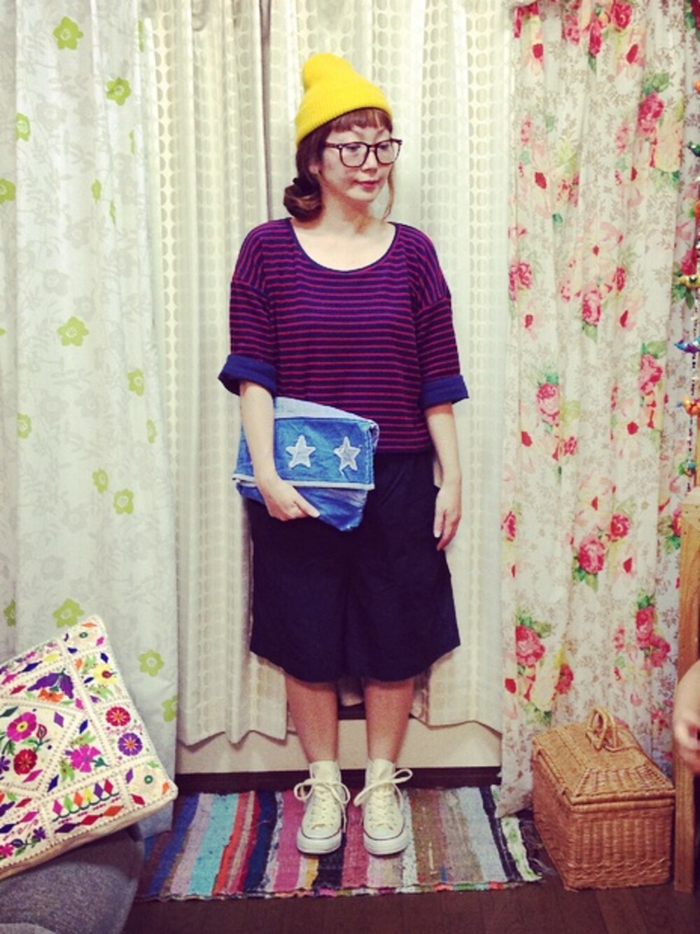 ブルー系のクラッチバッグ、ブルー系のTシャツ/カットソー、グレー系のその他を着用したレディースの秋コーディネートの1枚目の写真