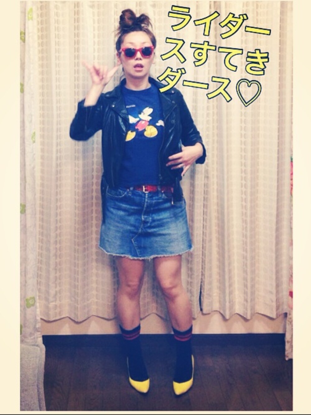 ブルー系のTシャツ/カットソー、ブラック系のライダースジャケット、ブルー系のスカートを着用したレディースの秋コーディネートの1枚目の写真