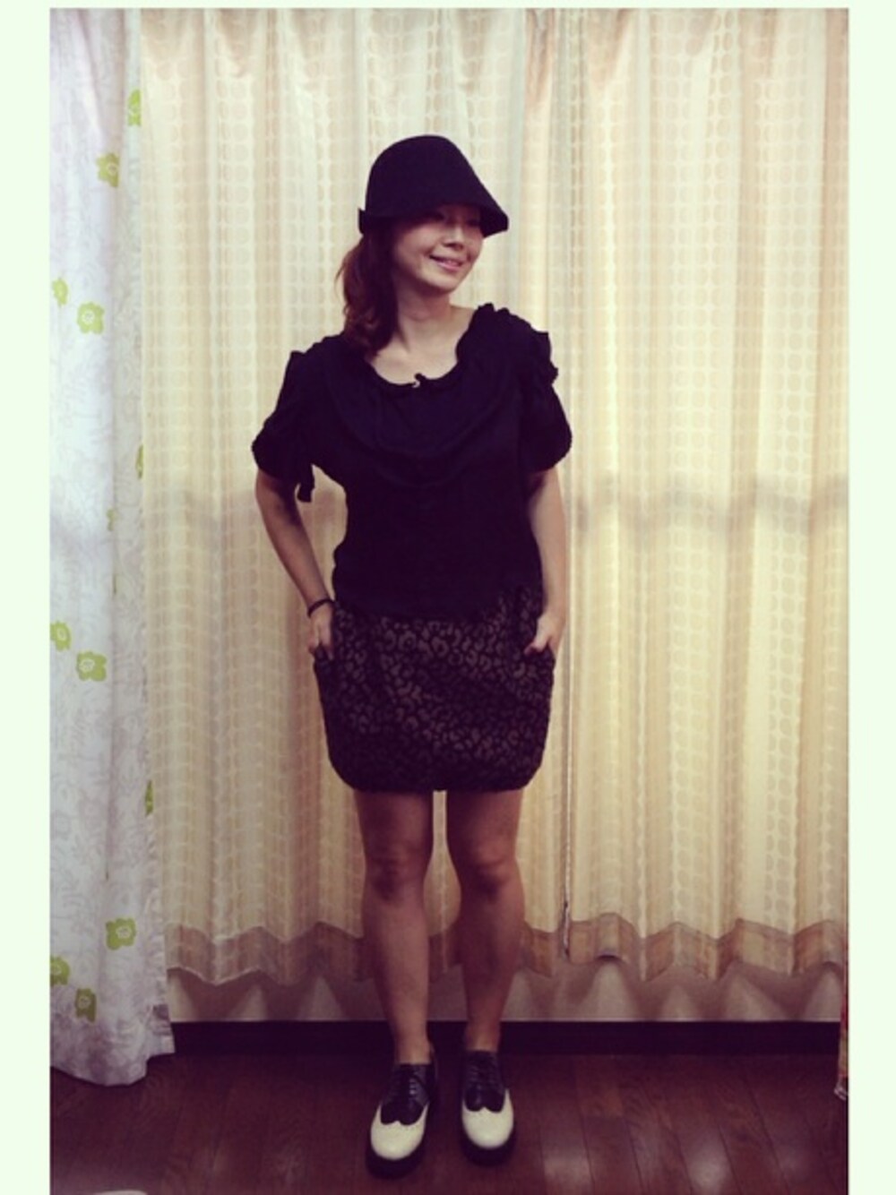 ブラック系のシャツ/ブラウス、その他のスカート、ブラック系のドレスシューズを着用したレディースの秋コーディネートの1枚目の写真