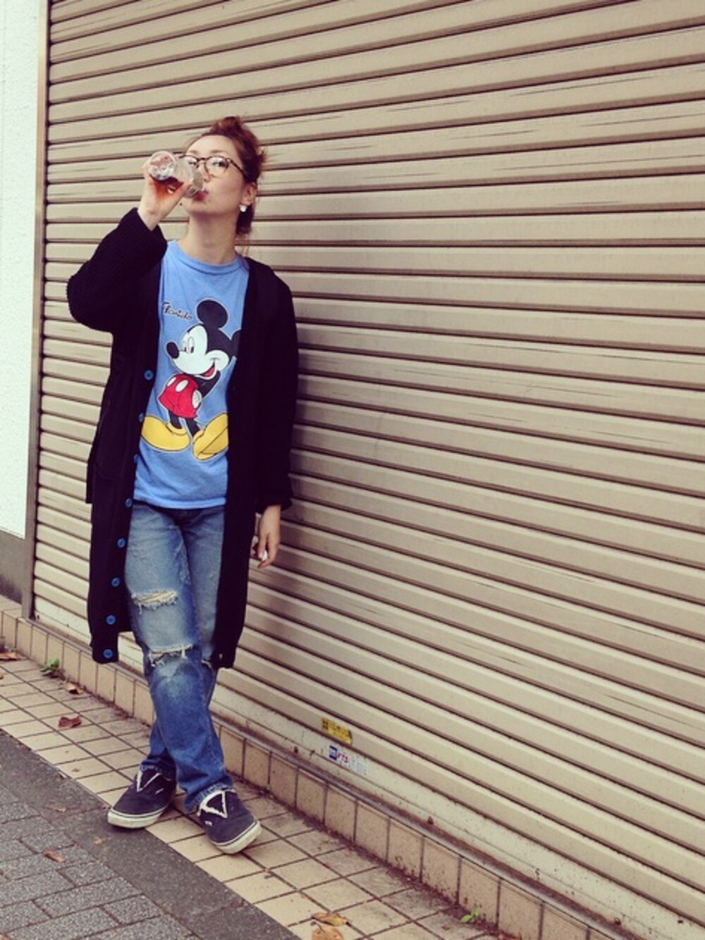 ブルー系のデニムパンツ、ブルー系のTシャツ/カットソー、ブルー系のスニーカーを着用したレディースの秋コーディネートの1枚目の写真