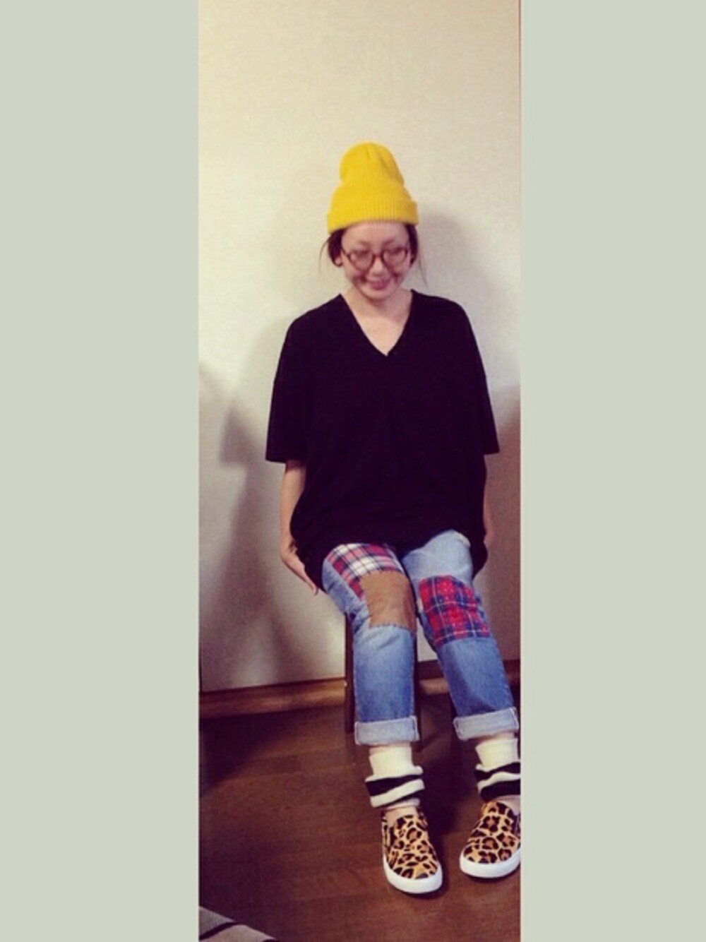 ブルー系のデニムパンツ、その他のスニーカー、グレー系のワンピースを着用したレディースの秋コーディネートの1枚目の写真