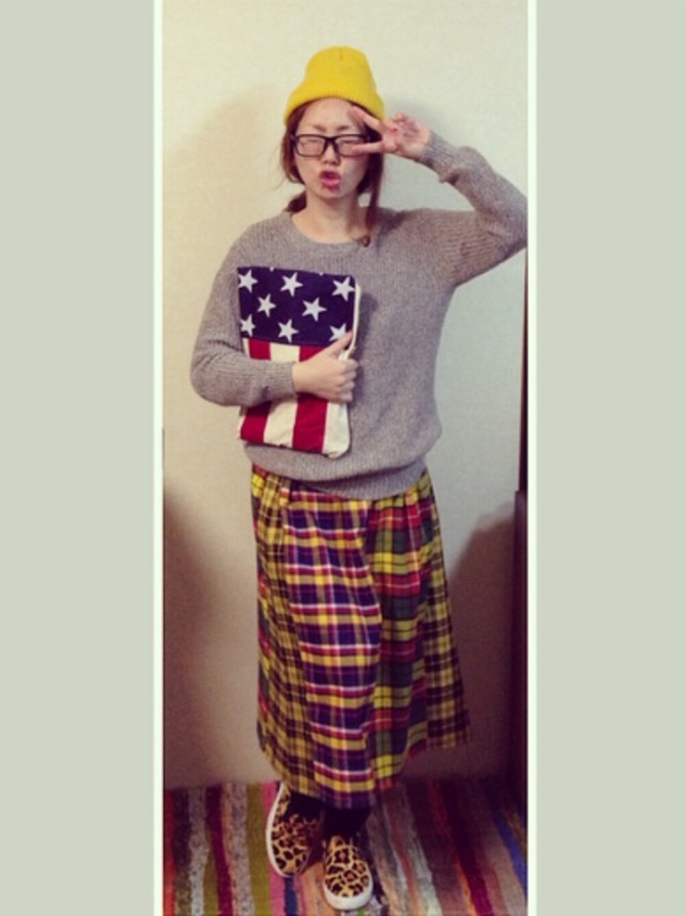 その他のスカート、グレー系のニット/セーター、その他のクラッチバッグを着用したレディースの秋コーディネートの1枚目の写真