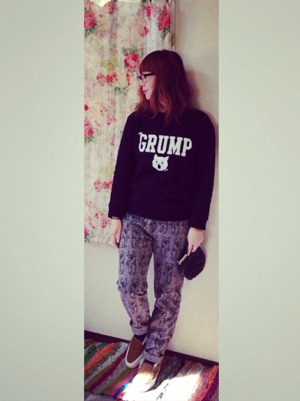 イエロー系のスリッポン、グレー系のその他パンツ、ブラック系のスウェットを着用したレディースの秋コーディネートの1枚目の写真