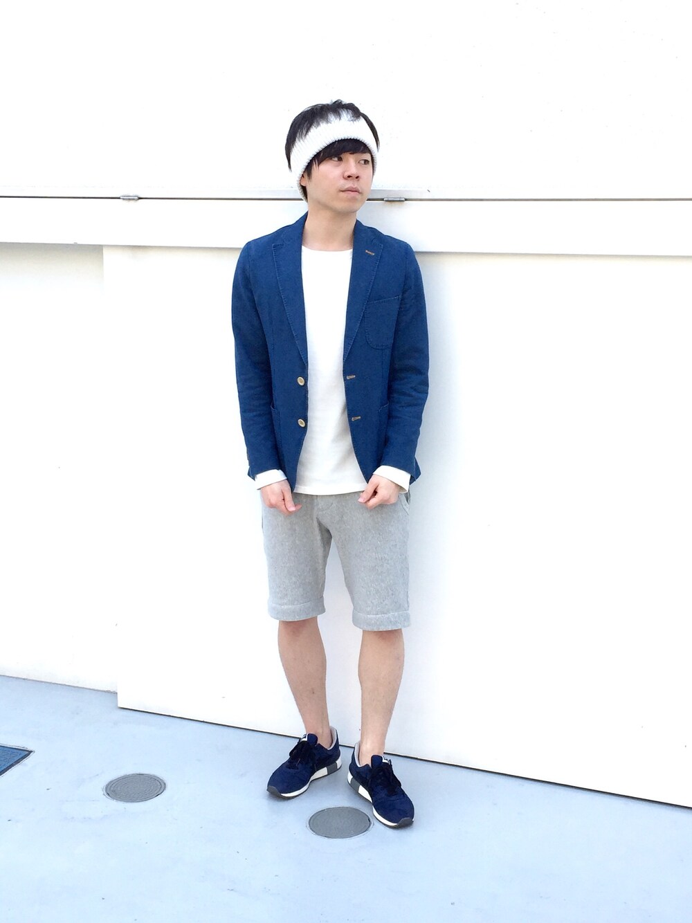 「ヘアバンド、ハーフパンツ、スウェット、スニーカー、春コーデ」｜「NANO universeのアイテム（Tシャツ/カットソー、ホワイト系）」を使った、アムロさん（メンズ・166cm）の春コーディネートの1枚目の写真