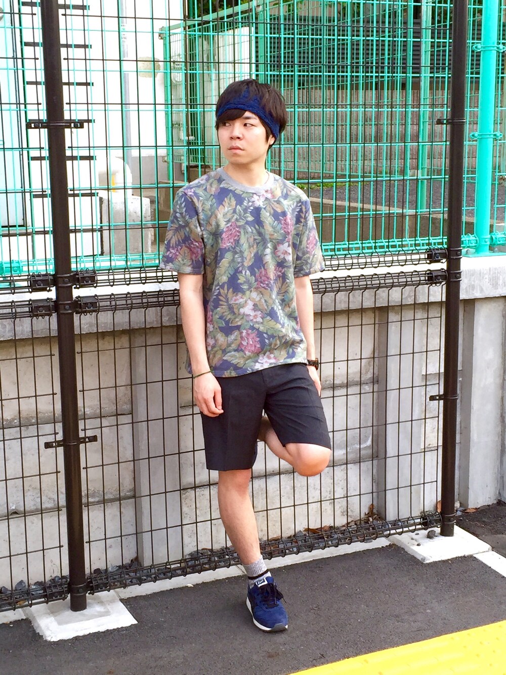 その他のスウェット、グレー系のその他パンツ、ブルー系のスニーカーを着用したメンズの春コーディネートの1枚目の写真