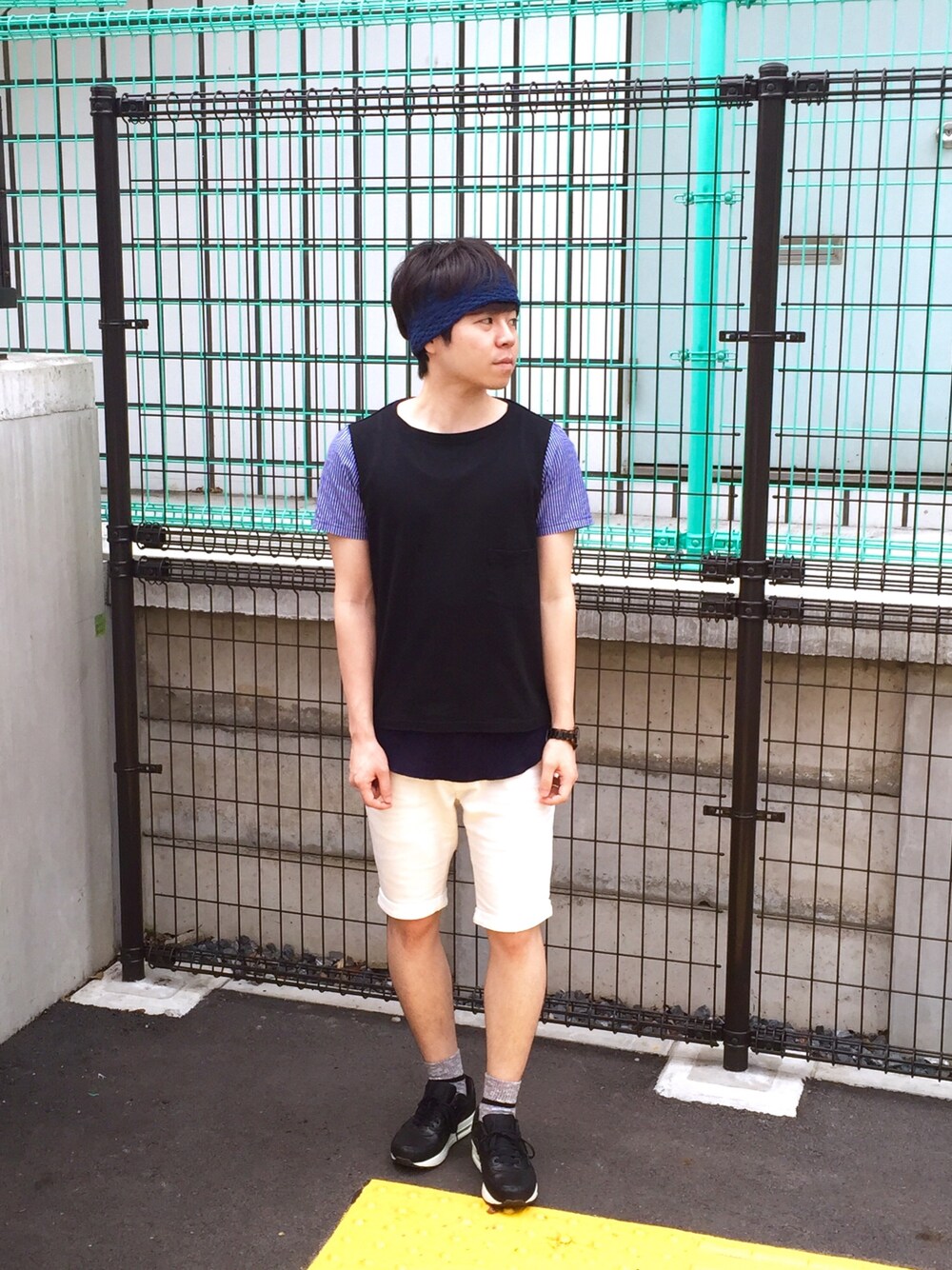 ブラック系のTシャツ/カットソー、ブルー系のタンクトップ、ホワイト系のその他パンツを着用したメンズの夏コーディネートの1枚目の写真