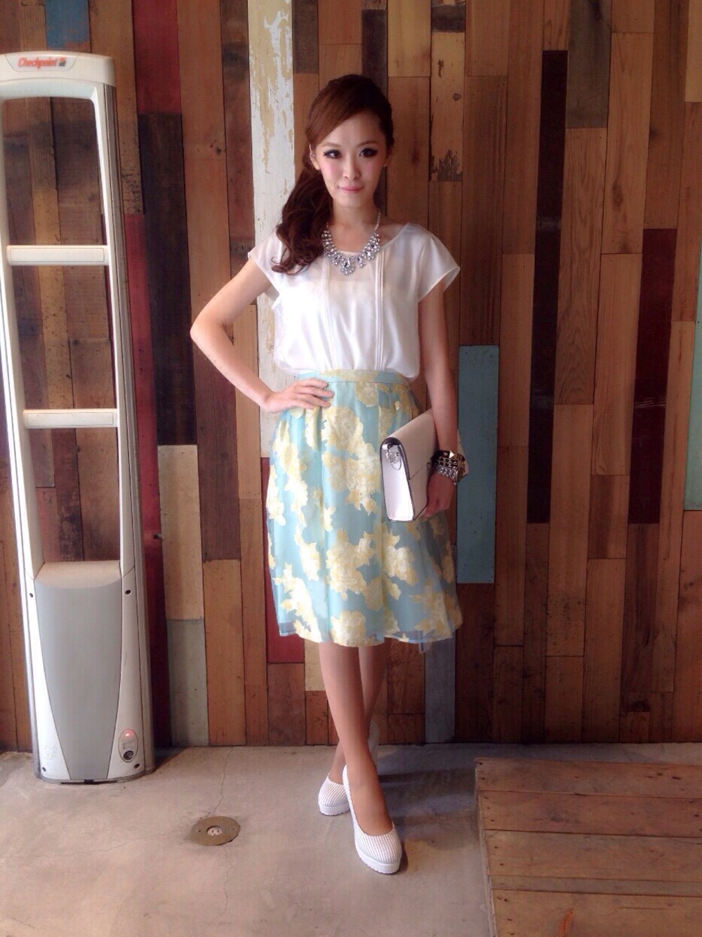 「flower、MERCURYDUO(MERCURYDUO)、lady、longshirts、elegant」｜「MERCURYDUOのアイテム（その他トップス、ベージュ系）」を使った、玲さん（レディース・155cm）の夏コーディネートの1枚目の写真