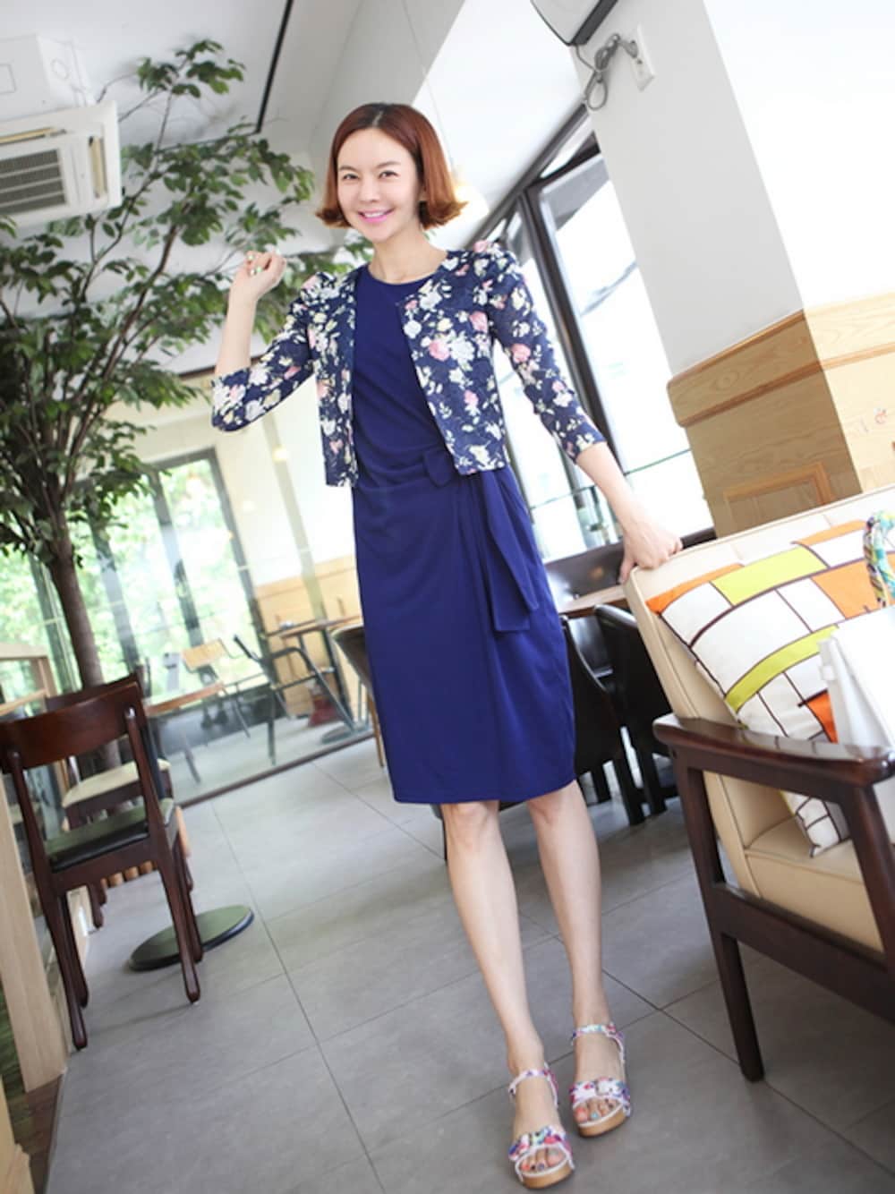 ブルー系のその他アウター、ブルー系のワンピース、ホワイト系のサンダルを着用したキッズの春コーディネートの1枚目の写真