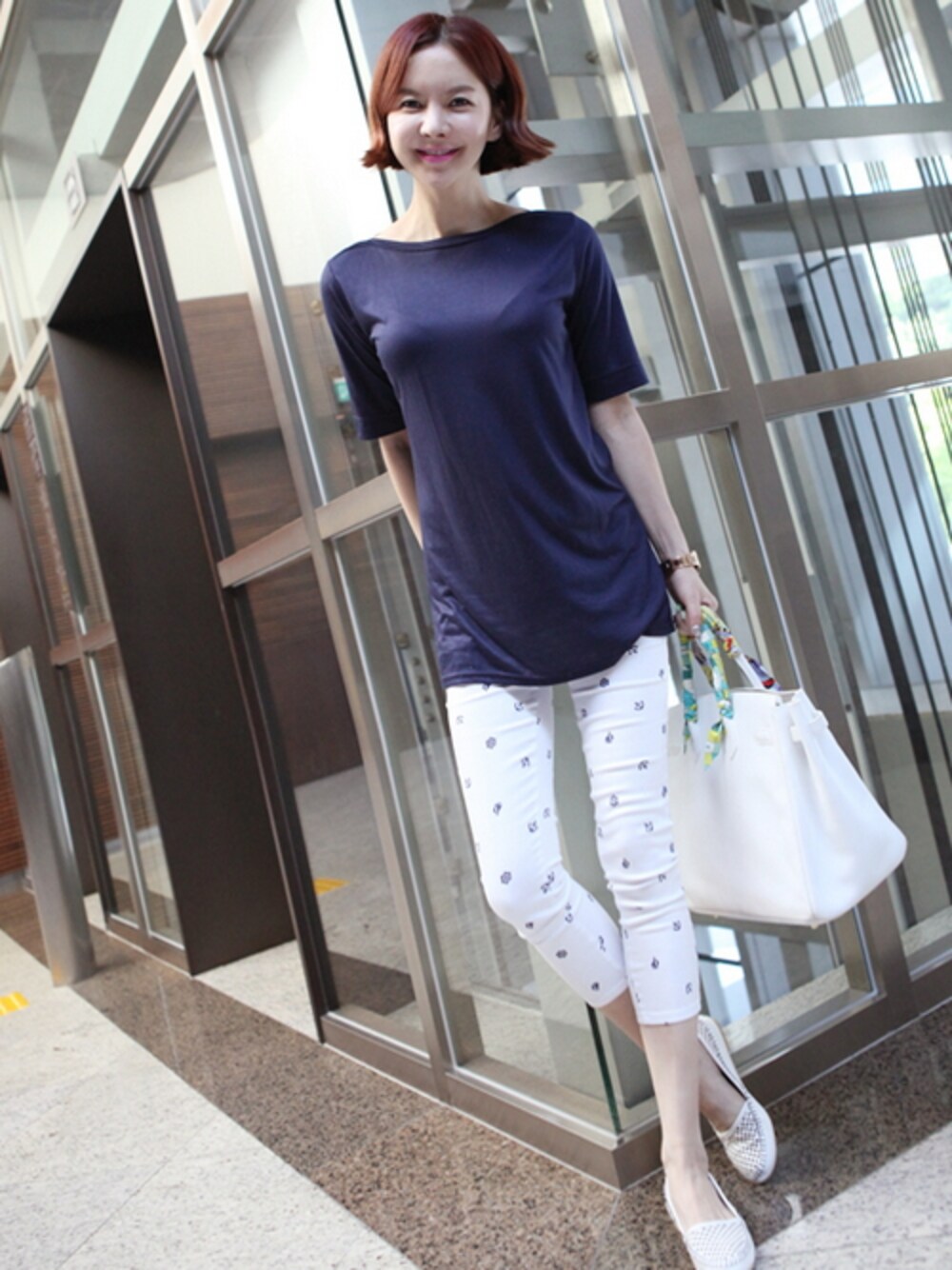 ブルー系のカーディガン/ボレロ、ブルー系のTシャツ/カットソー、ホワイト系のその他パンツを着用したレディースの春コーディネートの1枚目の写真