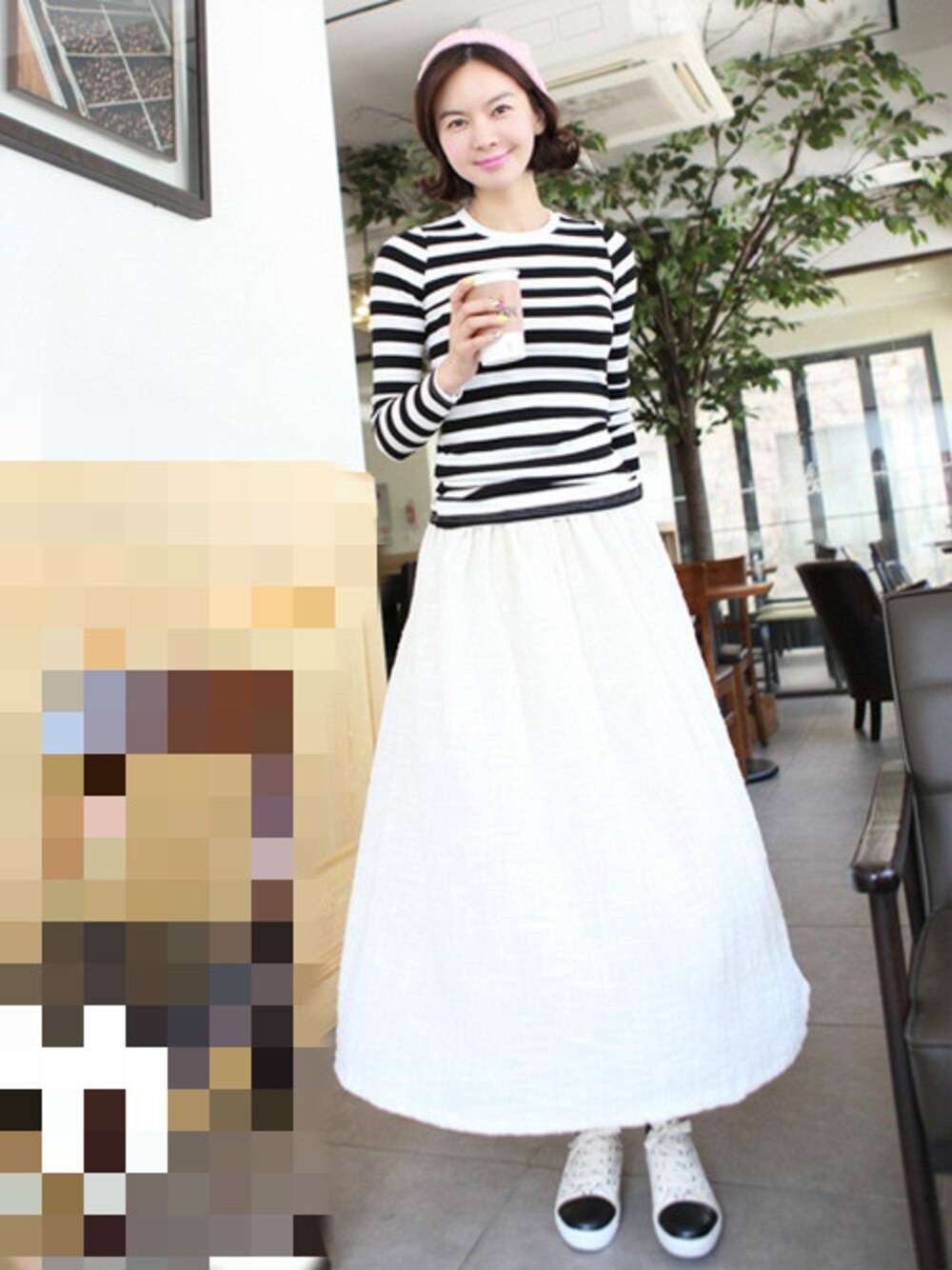 ホワイト系のスカート、ピンク系のニットキャップ/ビーニーを着用したレディースの春コーディネートの1枚目の写真