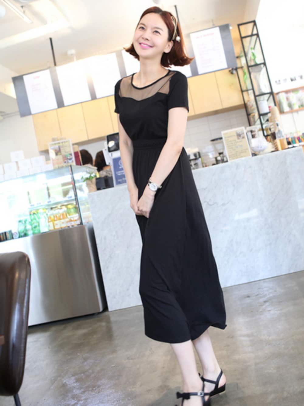 ブラック系のワンピース、ブラック系のサンダル、ゴールド系のカチューシャを着用したレディースの夏コーディネートの1枚目の写真
