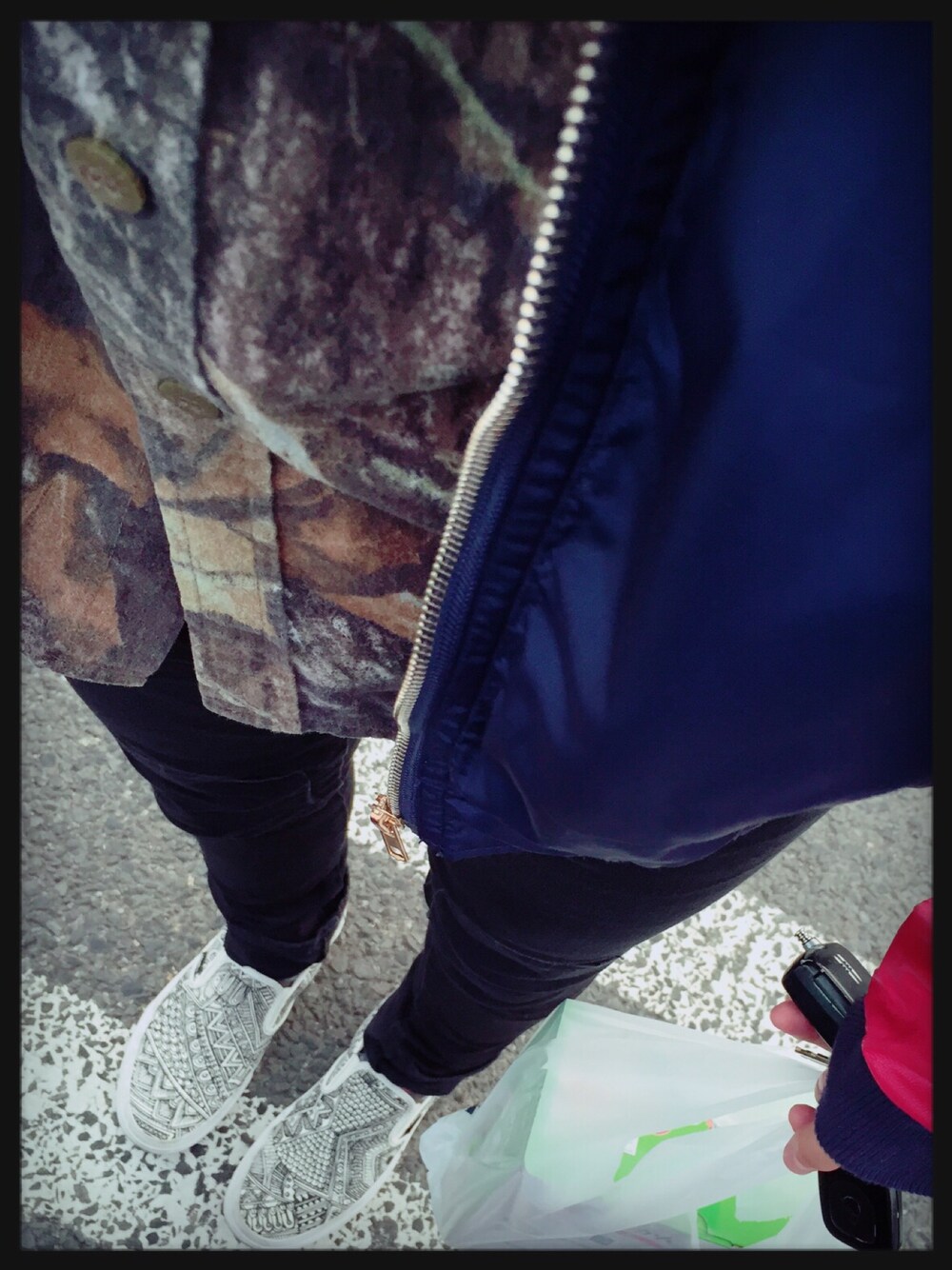 ブルー系のトップス、その他のシャツ/ブラウス、ブラック系のその他パンツを着用したレディースの秋コーディネートの1枚目の写真